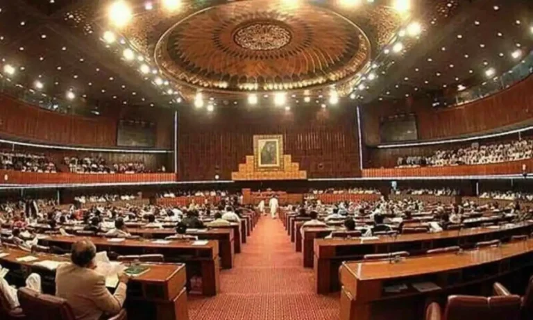 حکومت کو آئینی ترمیم کیلئے سینیٹ اور قومی اسمبلی میں کتنے ووٹ درکار ۔۔؟