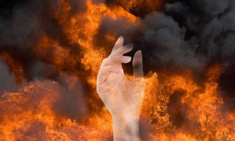 شوہر نے شک کی بنیاد پر بیوی کو بچوں کے سامنے آگ لگا دی