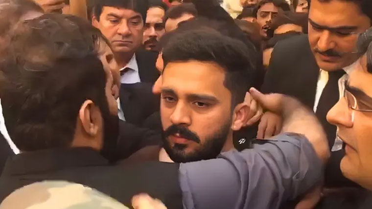رجب بٹ پر عدالت پیشی کے دوران وکلا کا تشدد، مقدمہ درج