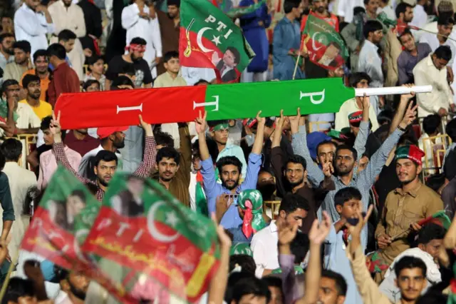 پی ٹی آئی کا بڑا فیصلہ، بلدیاتی انتخابات کے لیے نامزدگی کا عمل روک دیا گیا