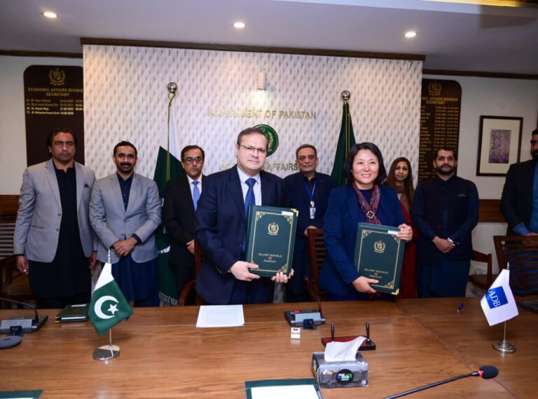 پاکستان اور ایشیائی ترقیاتی بینک کے درمیان 730 ملین ڈالر کے دو اہم منصوبوں پر دستخط