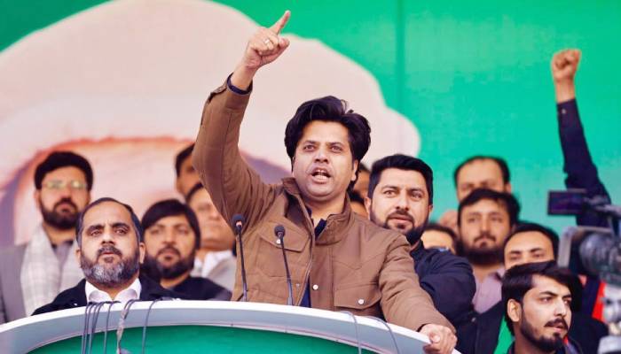 بانی پی ٹی آئی کے سوشل میڈیا اکاؤنٹس ہم خود چلاتے ہیں، مذاکرات کے لیے ماحول موجود نہیں: شفیع جان