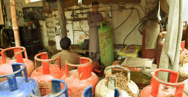 ایل پی جی مزید مہنگی، گھریلو سلنڈر کی قیمت میں نمایاں اضافہ