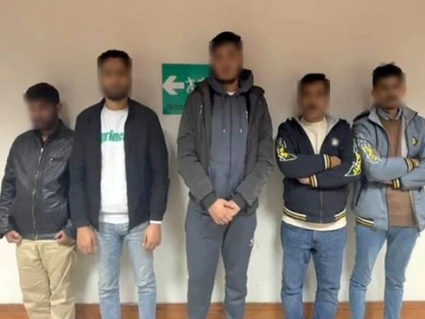 شارجہ میں جعلی برطانوی ویزوں پر سفر کرنے والے 5 پاکستانی گرفتار؛ ملک بدر