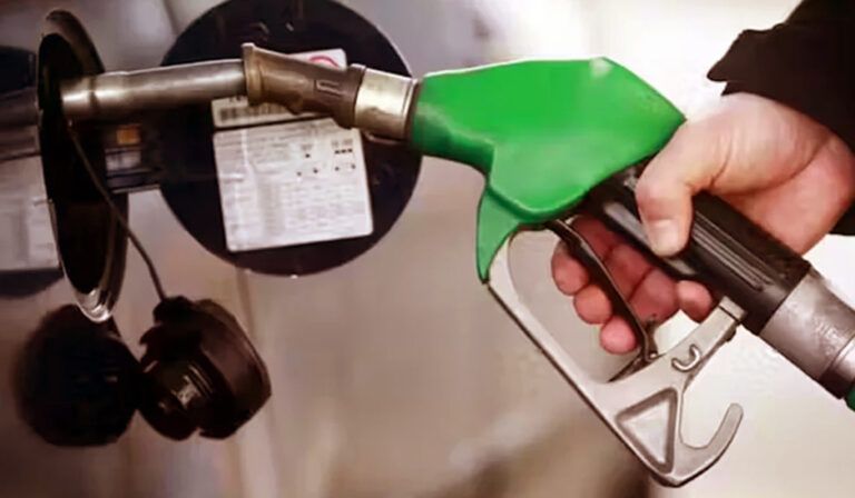 نئے سال کا بڑا ریلیف: حکومت نے پیٹرول اور ڈیزل کی قیمتوں بڑی کمی کردی