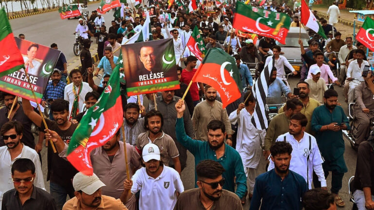 عمران خان سے بہنوں ، وکلا کی ملاقات ، پی ٹی آئی کا ورکروں کو جیل نہ بھیجنے کا فیصلہ 