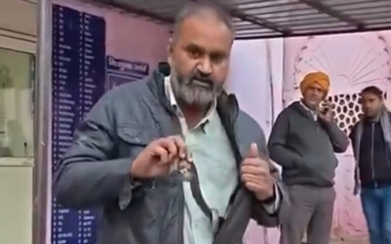 سانپ کے کاٹنے کے بعد متاثرہ شخص سانپ جیکٹ میں ڈال کر اسپتال لے آیا