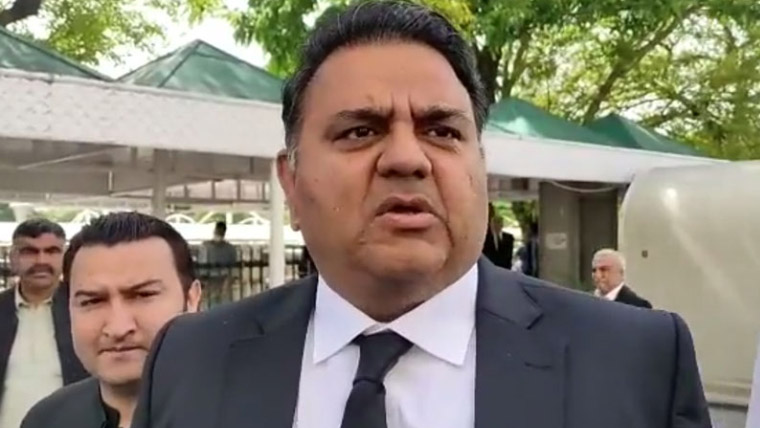 پی ٹی آئی کے اصل وارث قید،نوازشریف سیاسی ہیجان کے حل کیلئے کردار ادا کریں:فواد چودھری