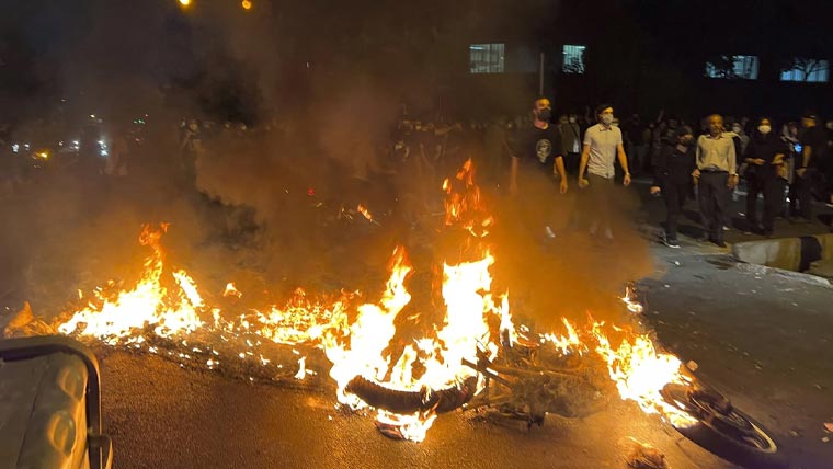 ایران کے کئی شہروں میں توڑ پھوڑ، مساجد، ہسپتالوں کو نقصان، 217 افراد ہلاک