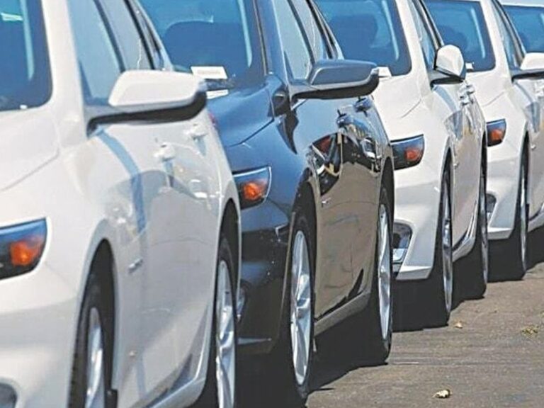 وفاقی حکومت کا بڑا فیصلہ؛ 1800 سی سی سے کم استعمال شدہ گاڑیوں پر ریگولیٹری ڈیوٹی کم کر کے 30 فیصد کر دی