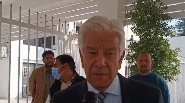 خواجہ آصف کی وزیر اعلیٰ خیبر پختونخوا پر تنقید، دہشت گردی پر توجہ دینے کا مطالبہ
