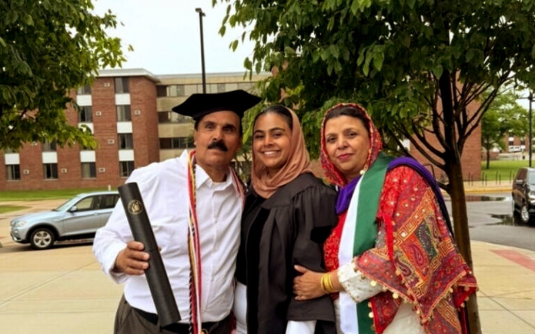 ‘والد کو واپس آنے دیا جائے’، امریکا سے ڈی پورٹ پاکستانی کی بیٹیوں کی درد بھری فریاد