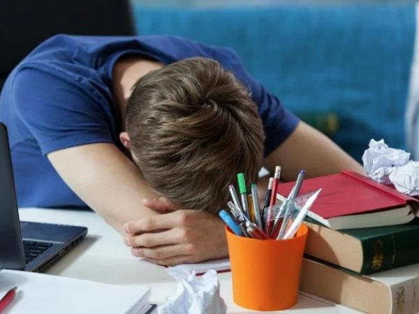 نیند کم ہونے کی صورت میں دماغ کیا ردعمل دیتا ہے؟ تحقیق میں حیران کن انکشاف