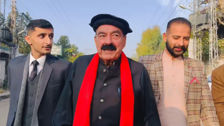 راولپنڈی: اے ٹی سی عدالت میں شیخ رشید کی میڈیا سے گفتگو