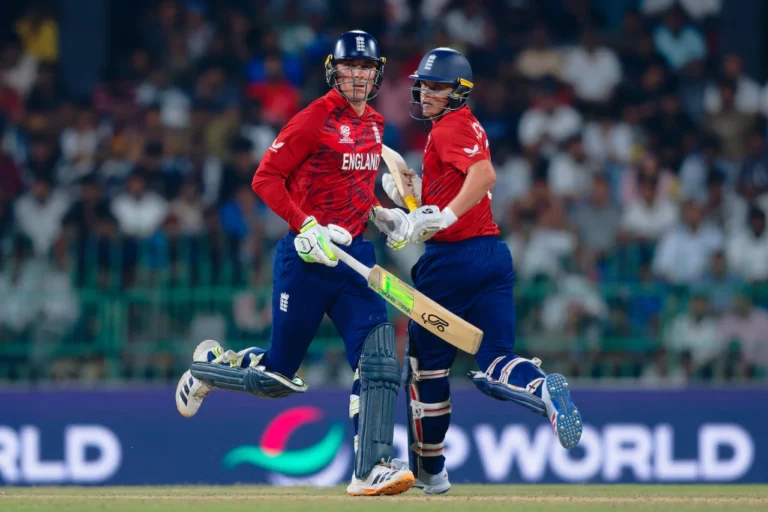 ٹی 20 ورلڈکپ: انگلینڈ نے نیوزی لینڈ کوہرادیا، پاکستان کی سیمی فائنل میں پہنچنے کی امید برقرار