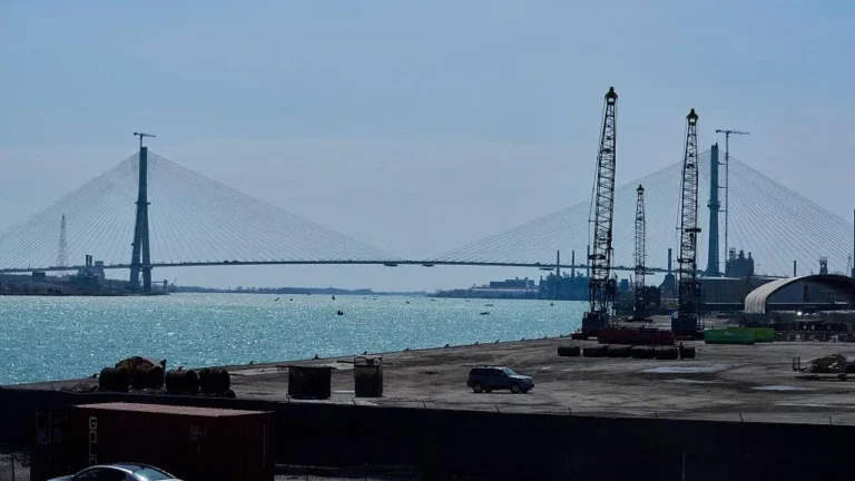 ٹرمپ کا کینیڈا سے سرحدی پل پر مشترکہ ملکیت کا مطالبہ، افتتاح روکنے کی دھمکی