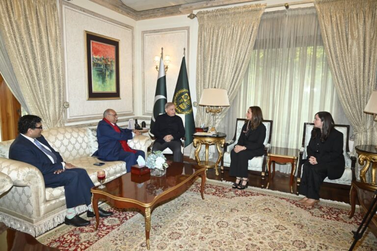 وزیرِ اعظم شہباز شریف سے وینس بیانالے 2026 میں پاکستانی پیویلین ٹیم کی ملاقات