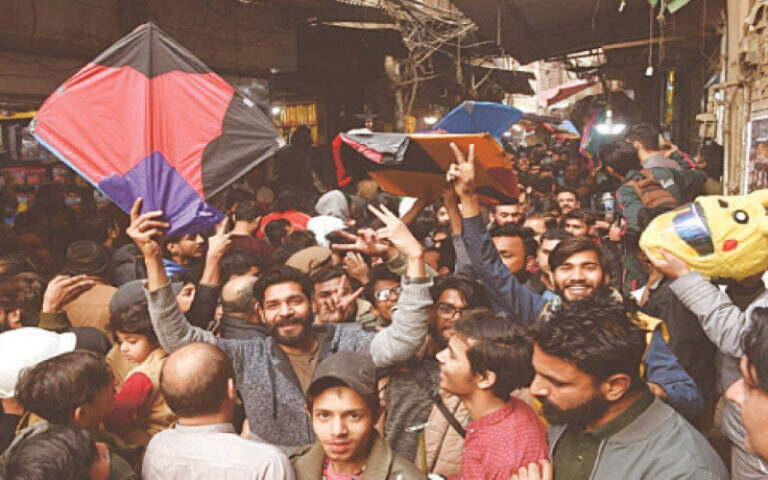 لاہور میں بسنت کی تیاریاں عروج پر، ایک ارب سے زائد مالیت کی ڈور اور پتنگیں فروخت