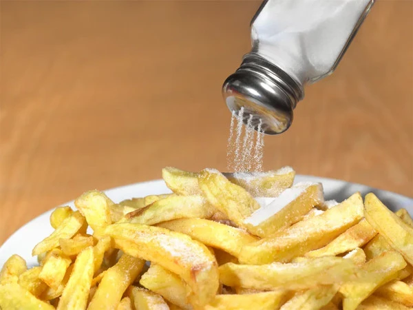کھانے اضافی نمک ڈالنا کس خطرناک مسئلے سے تعلق رکھتا ہے؟