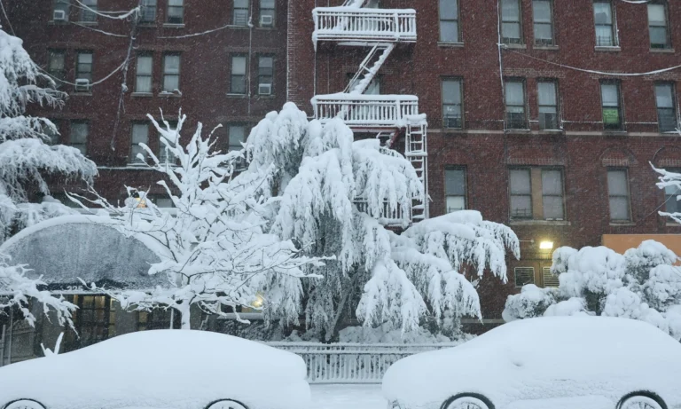 شمال مشرقی امریکا میں برفانی طوفان کی تباہ کاری، رہوڈ آئی لینڈ میں 3 فٹ برفباری، کئی دہائیوں کا ریکارڈ ٹوٹ گیا