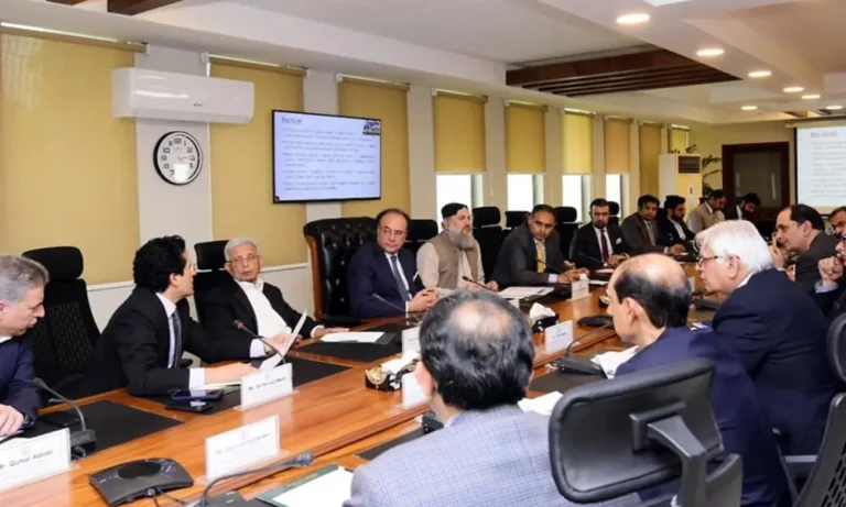 تیل کی مزیدکھیپ راستے میں ہے، ذخائرمضبوط ہورہے ہیں، تعطل کا خدشہ نہیں، وزیرخزانہ
