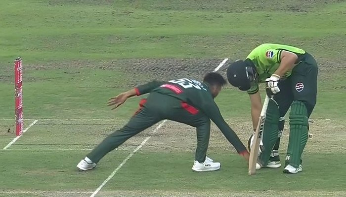 دوسرا ون ڈے، سلمان آغاکا متنازع رن آؤٹ، بنگلہ دیشی کپتان پر تنقید