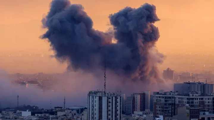 جنگ کا ساتواں روز: ایرانی پاسدارانِ انقلاب کا تل ابیب پر کلسٹر بموں سے لیس ‘خیبر شکن’ میزائل حملہ