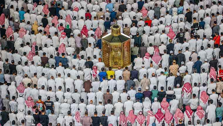 سعودیہ، امارات، ترکیہ سمیت کئی ممالک میں آج عید الفطر، فلسطینی مسجد اقصیٰ میں نماز ادا کرنے سے محروم