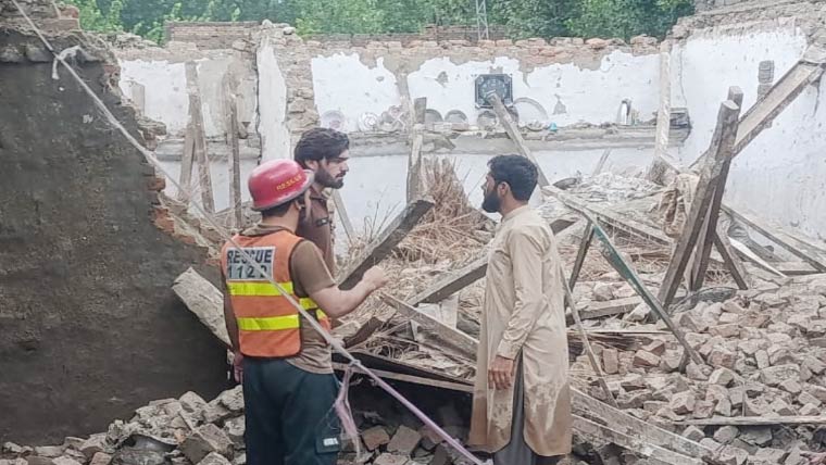 خیبرپختونخوا: بارشوں کے باعث گھروں کی چھتیں، دیواریں گرنے سے 9 افراد جاں بحق
