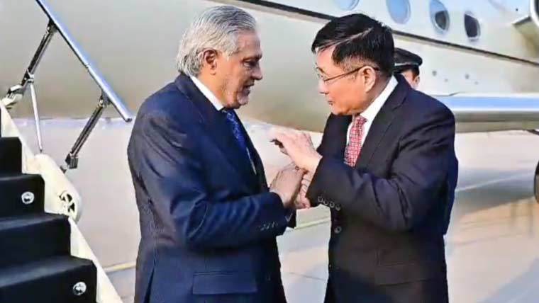 وزیر خارجہ اسحاق ڈار ایک روزہ دورہ پر چین پہنچ گئے