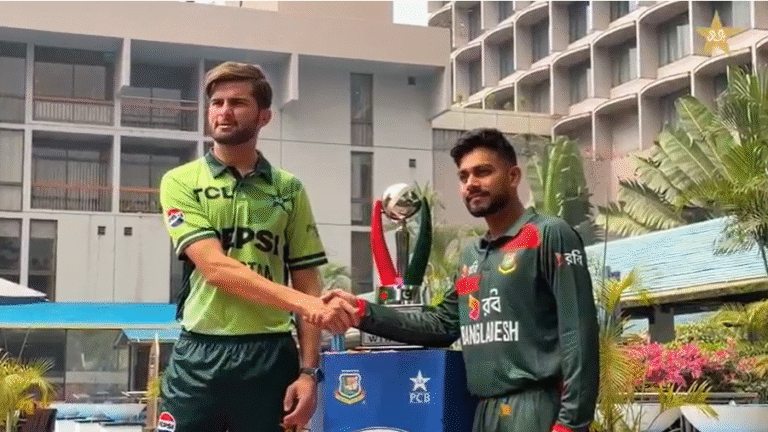 پاکستان اور بنگلہ دیش ون ڈے سیریز کی ٹرافی کی رونمائی