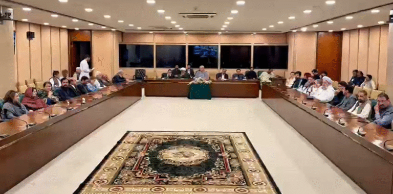 پی ٹی آئی اور اپوزیشن جماعتوں کی مشترکہ پارلیمانی پارٹی کا ہنگامی اجلاس قومی اسمبلی میں شروع