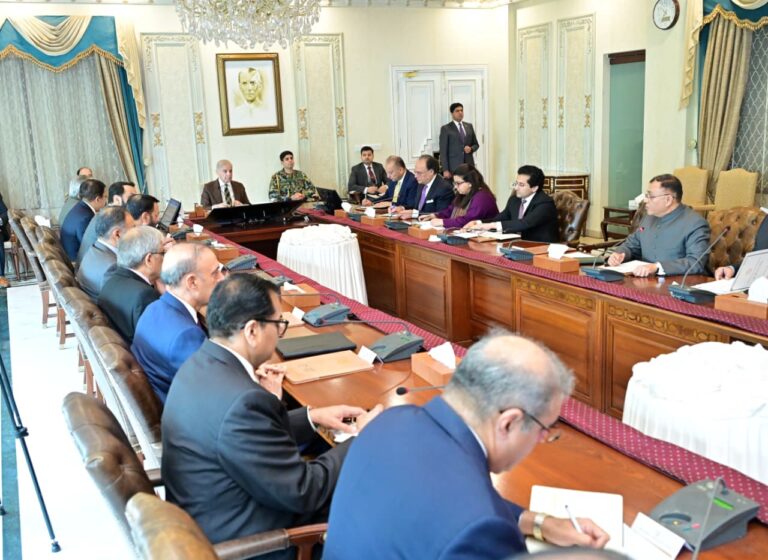 وزیراعظم شہباز شریف کا ہنگامی اجلاس؛ علاقائی صورتحال کے پیشِ نظر ایندھن کی بچت اور سخت کفایت شعاری اقدامات نافذ