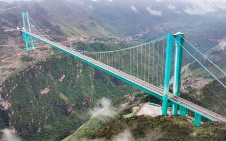 چین: ہوا جیانگ گرینڈ کینین پل نے دنیا کے بلند ترین پل کا اعزاز اپنے نام کرلیا