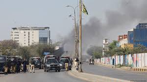 کراچی میں امریکی قونصل خانے کے باہر میدانِ جنگ: فائرنگ اور ہنگامہ آرائی میں 10 افراد جاں بحق، پولیس افسران معطل