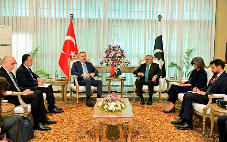 نائب وزیر اعظم اسحاق ڈار کی ترک ہم منصب سے ملاقات، علاقائی امن اور تعاون پر زور
