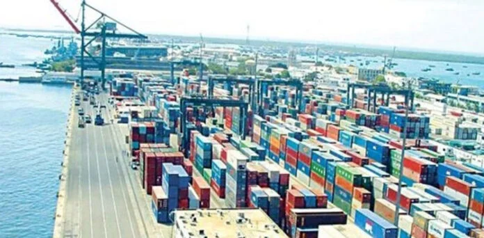 کراچی پورٹ پر عالمی جہازوں کیلئے تاریخی مراعات: وفاقی حکومت کا پورٹ چارجز میں 60 فیصد تک رعایت کا اعلان
