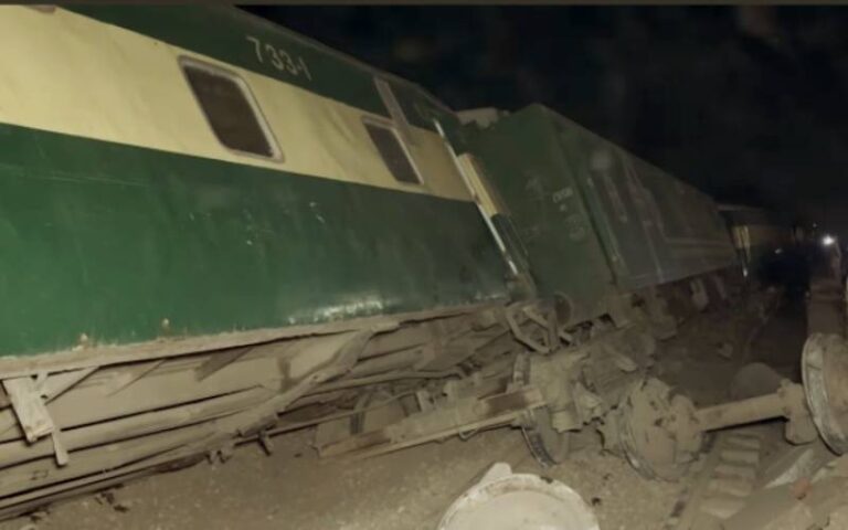 لودھراں کے قریب تیزگام ٹرین کو حادثہ، 4 بوگیاں الٹنے سے 25 افراد زخمی، 8کی حالت تشویشناک