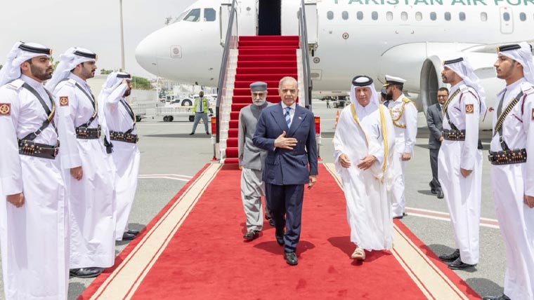 وزیراعظم دوحہ پہنچ گئے، پرتپاک استقبال، امیرِ قطر سے ملاقات متوقع