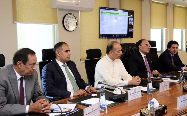 ڈیزل کا 25روزہ، پیٹرول کا وافراسٹاک ہے، وزیرخزانہ کی زیرصدارت اجلاس میں بریفنگ