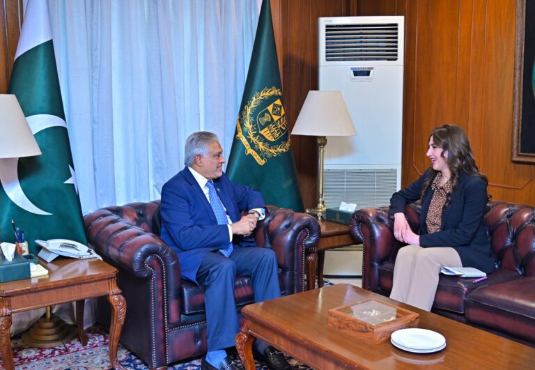 امریکاوایران جنگ میں توسیع پر غورکریں، سفارتکاری کو موقع دیں، اسحاق ڈار