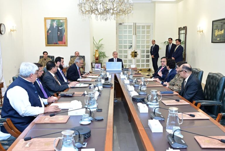 مشرقِ وسطیٰ میں کشیدگی: وزیراعظم شہباز شریف کا پیٹرولیم ذخائر کا جائزہ اجلاس؛ ملک میں تیل کی بلا تعطل فراہمی یقینی بنانے کی ہدایت