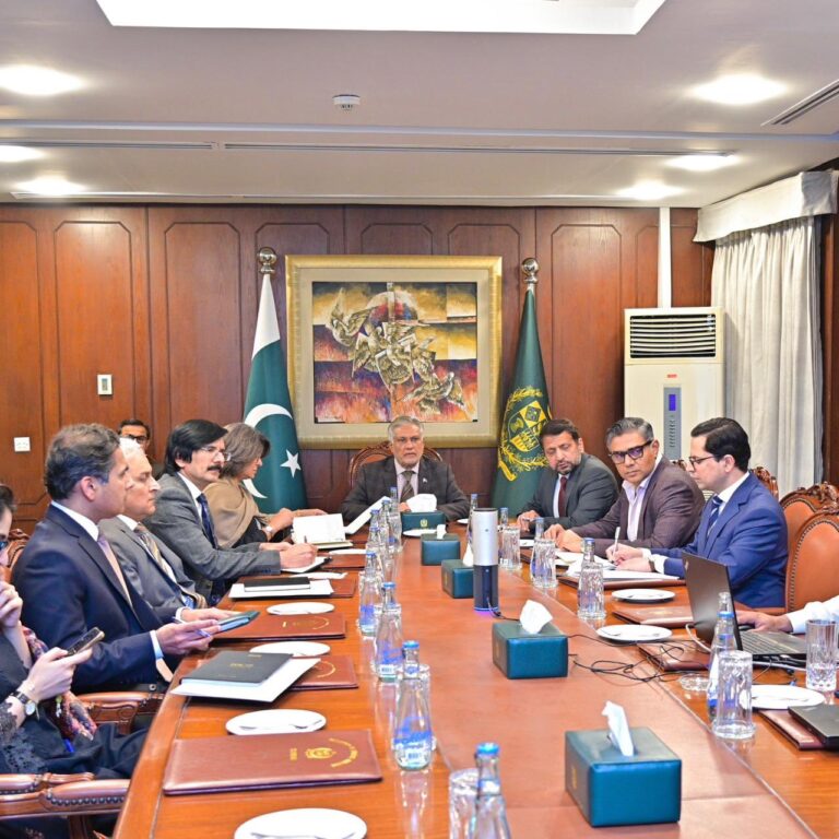نائب وزیراعظم اسحاق ڈار کا اہم اجلاس؛ خطے کی بدلتی صورتحال کا جائزہ اور فعال سفارتکاری تیز کرنے کا حکم