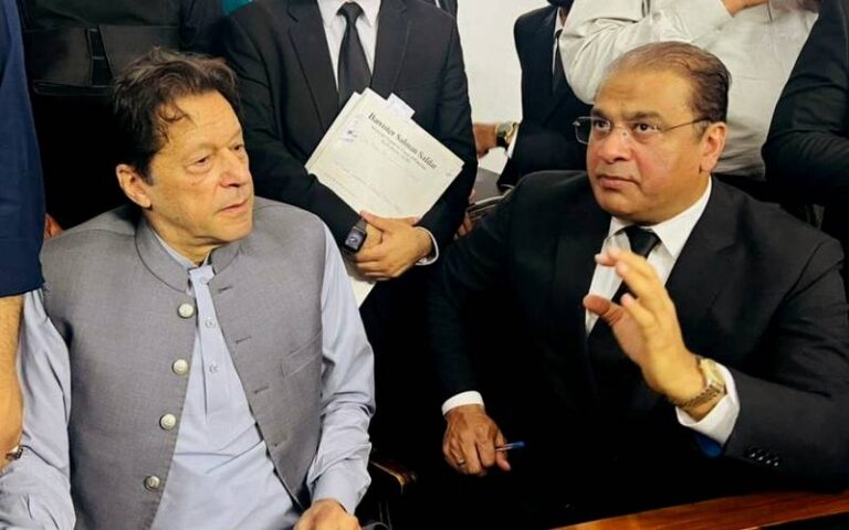 4ماہ بعد عمران خان سے ملاقات ہوئی،  آنکھوں میں تکلیف برقرار جبکہ بینائی متاثر ہے، سلمان صفدر