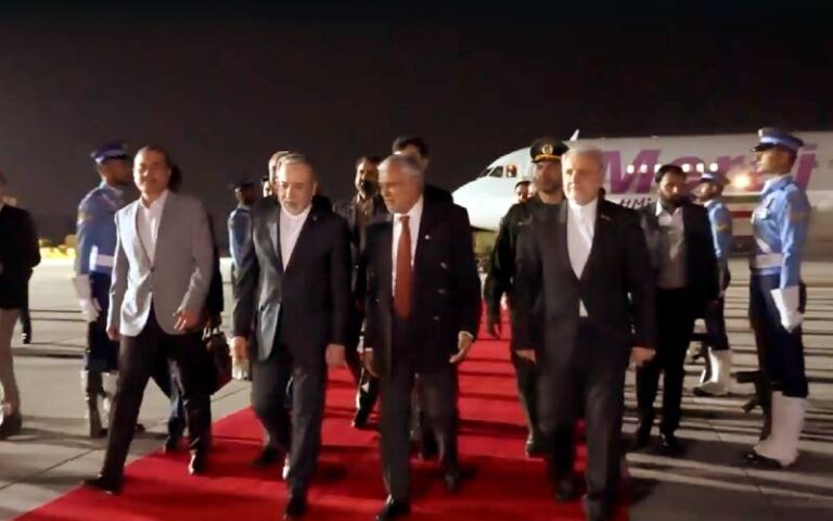 ایرانی وزیر خارجہ عباس عراقچی کی اسلام آباد آمد،اسحاق ڈار اور فیلڈ مارشل نے استقبال کیا