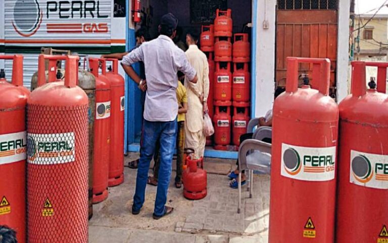ایل پی جی کی قیمتیں بے قابو ، 500 روپے فی کلو تک فروخت جاری