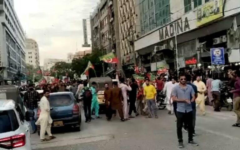 کراچی میں فوارہ چوک پر تحریک انصاف کا احتجاج، پولیس کی شیلنگ، متعدد کارکن زیرحراست 