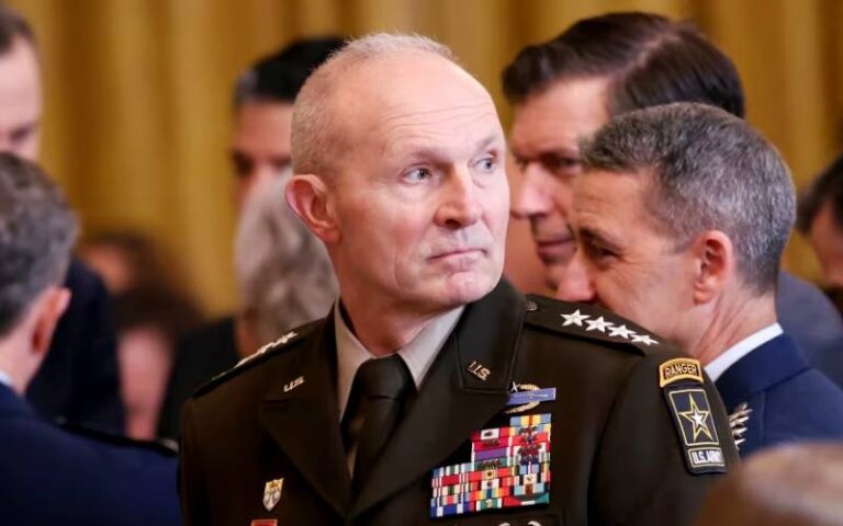 امریکی وزیر جنگ پیٹ ہیگسیتھ کا آرمی چیف جنرل رینڈی جارج کو عہدہ چھوڑنے کا حکم