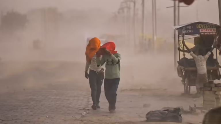بھارتی ریاست اترپردیشن میں بارش اورطوفان سے تباہی، 100سے زائد افرادہلاک