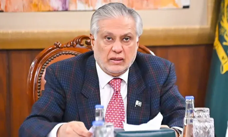 امریکا کے زیرقبضہ جہازپرموجود 11پاکستانی،20ایرانی واپس آگئے، اسحاق ڈار